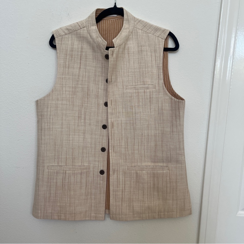 NWOT FABINDIA VEST Tag 38 (40) Cream Tan Cotton Coconut Buttons Pocket Spring